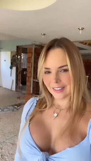 Roxana Díaz Instagram - Poco a poco se va cumpliendo mi sueño.... @212element diseñó y está ejecutando nuestra cocina... hoy hicieron el marcaje con spray y ya nos hicimos la idea de cómo va... me encantaaaaaaaa🫶🫶🫶🫶🫶🫶🫶🫶
@212element 
.
#proyecto #proyectovalle #cocina #remodelacion