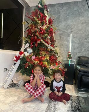 Roxana Díaz Instagram - Les deseamos una feliz Navidad 2023 a todos!✨✨✨✨✨✨✨✨✨✨✨✨✨✨✨✨
Los queremos mucho🎄🎄🎄🎄🎄🎄🎄🎄🎄
.
.
Nuestras pijamas son de @sd_pijamas 
.

#navidad2023 #love #familia #family #pic #photography