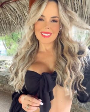 Roxana Díaz Instagram - El amor es tan importante en nuestra vida! Amor por el prójimo, por tus padres, por tus hijos, tu pareja, tus amigos, hermanos,por tu labor día a día, amor por la vida simplemente amor ❤️ 
Tambien tengo amor por ustedes.... Gracias por estar allí siempre apoyándome en cada paso que doy❤️
.

GRACIAS ✨✨✨✨✨✨✨
.
Feliz día del espíritu de la Natividad 🙏