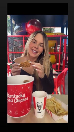 Roxana Díaz Instagram - El sabor de @kfcvzla es irresistible....
Hoy visitamos su sede de Las Mercedes....
Los niños tenían mucha hambre menos mal que pude ordenar más rápido por las máquinas!
Es súper fácil y rápido....
@kfcvzla piensa en todo.... 
.
#kfc #sabororiginal #love #domimgo #domingodekfc