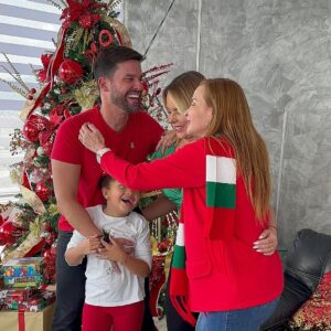Roxana Díaz Instagram - Existen seres únicos que te dan apoyo , amistad , comparten tus alergias y se conectan contigo de verdad , el amor que le tengo a esta familia es algo grande , hoy están nuevamente en la #ColoCuña2023 @soyroxanadiaz @carlosghaydon que felicidad para todo el equipo #ColoquialPitchure @riofotografiayvideo @fragmentadosfilms 
.
Si algo verán mis #VenezolanosDelMundo en esta #colocuña2023 es el apoyo y hermandad , pues eso somos los Venezolanos Gracias Padre , Vallita y mis viejos que no se cansan de bendecir mis caminos #colocuña2023 #navidad #parranda #union #lacoloquialdevenezuela 
..
Pronto #colocuña2023 esperamos les guste todo lo que esta gente está grabando .
..
4 día de grabación 
Quien les gustaría ver en esta #colocuña2023 ? 
Los leo
..
Yo voy a Continuar hasta que lo bueno sea mejor y lo mejor Excelente, con Pasión como lo aprendí de los grandes de la Televisión 📺 #DionnyLopez el mejor haciendo los mensajes de Navidad y #JoaquinRiviera