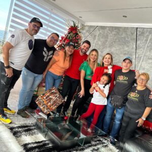 Roxana Díaz Instagram - Existen seres únicos que te dan apoyo , amistad , comparten tus alergias y se conectan contigo de verdad , el amor que le tengo a esta familia es algo grande , hoy están nuevamente en la #ColoCuña2023 @soyroxanadiaz @carlosghaydon que felicidad para todo el equipo #ColoquialPitchure @riofotografiayvideo @fragmentadosfilms 
.
Si algo verán mis #VenezolanosDelMundo en esta #colocuña2023 es el apoyo y hermandad , pues eso somos los Venezolanos Gracias Padre , Vallita y mis viejos que no se cansan de bendecir mis caminos #colocuña2023 #navidad #parranda #union #lacoloquialdevenezuela 
..
Pronto #colocuña2023 esperamos les guste todo lo que esta gente está grabando .
..
4 día de grabación 
Quien les gustaría ver en esta #colocuña2023 ? 
Los leo
..
Yo voy a Continuar hasta que lo bueno sea mejor y lo mejor Excelente, con Pasión como lo aprendí de los grandes de la Televisión 📺 #DionnyLopez el mejor haciendo los mensajes de Navidad y #JoaquinRiviera