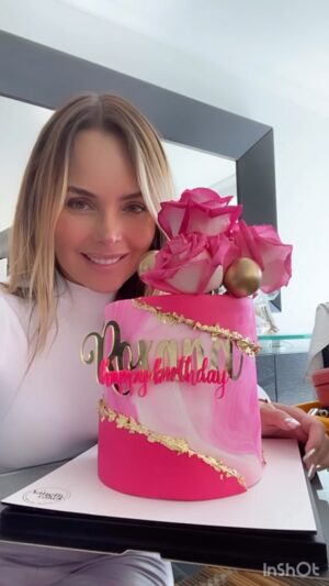 Roxana Díaz Instagram - Celebro la vida! Celebro mi cumpleaños a mi manera🥰🥰🥰🥰🥰
.
Sople las velas con mis gatos y después subimos a Galipan, un lugar mágico, increíble, sin duda uno de mis lugares favoritos.....
.
Mi hermosa torta me la hizo @yaneth_cakes bellísima y deliciosa 😋 
.
@yaneth_cakes 
.
#cumpleaños #love #gatos #felizcumpleaños #torta #pastel