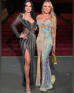 Roxana Díaz Instagram - "Mi Barby morena y mi Barby catira" así nos llamó nuestro querido @josesimonescalona hace 25 años cuando comenzamos este camino hermoso...
Se dice fácil pero ha sido un camino de altos y bajos, pero vivido con ganas, con cariño, dedicación y disciplina...
Ella @ortizscarlet ha sido en todo este camino una compañera extraordinaria y nuestra amistad a lo largo de esta vida ha trascendido en el tiempo intacta... gracias mi Scar .. te aplaudo, te felicito y te quiero  mucho por tus logros...
Espero tenerte otros 50 años más jejejejeje...
.
.
.
Aprovecho para decirles que el vestido que tenía en la Premiere de #dramáticas ea de mi querido @drluissifont 
.
.
 Fotografía @blankcreativo 

#dramáticas #serie #amistad #actriz #love #carrera #novelas #freinds