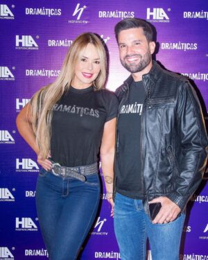 Roxana Díaz Instagram - Si me preguntan cómo es trabajar junto a mi  esposo? La respuesta es MARAVILLOSO.... @carlosghaydon me ayuda, es mi mejor crítico... siempre me apoya y me impulsa... es lindo cuando tu pareja se siente orgulloso de ti😍😍😍😍😍 
.
Te amo mi Prince❤️❤️❤️❤️
.
Esta fotografía fue saliendo de la rueda de prensa de #dramáticas 
.
No se la pierdan este lunes a las 9pm por @venevision 
.
#serie #actriz #couple #trabajarjuntos