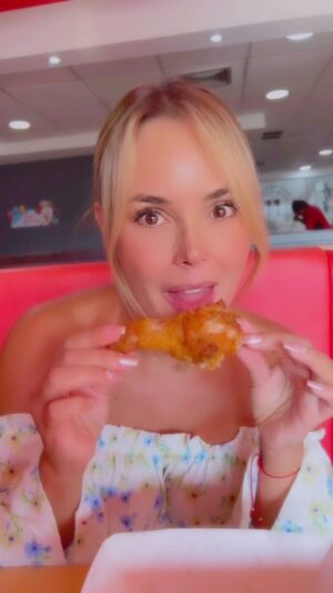 Roxana Díaz Instagram - Llegando de la playa y en todo momento nos encanta comer pollito rico... que lo diga mi Barbarita jejejejejejejeeje cómo le gusta!
.
No hay una ocasión especial para disfrutar de el rico sabor de @kfcvzla 🍗🍗🍗🍗🍗🍗🍗🍗🍗🍗🍗🍗🍗🍗🍗🍗🍗🍗🍗🍗🍗🍗
.
#pollo #kfc #familia #love #deliciososabor #venezuela