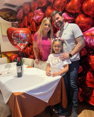 Roxana Díaz Instagram - Nuestro día de San Valentín en @cafehilda la decoración está muy linda y más tarde se va poner bueno jejejejejejejej.....
Siempre es un placer venir a compartir en @cafehilda 
Feliz día de San Valentín 💘 💘💘💘💘
.
.
Faltó Erik pero está en su terapia 🥰🥰🥰🥰🥰🥰🥰🥰🥰🥰🥰🥰🥰
#valentinday #diadeloaenamorados #love #amor