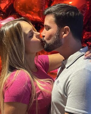 Roxana Díaz Instagram - Nuestro día de San Valentín en @cafehilda la decoración está muy linda y más tarde se va poner bueno jejejejejejejej.....
Siempre es un placer venir a compartir en @cafehilda 
Feliz día de San Valentín 💘 💘💘💘💘
.
.
Faltó Erik pero está en su terapia 🥰🥰🥰🥰🥰🥰🥰🥰🥰🥰🥰🥰🥰
#valentinday #diadeloaenamorados #love #amor