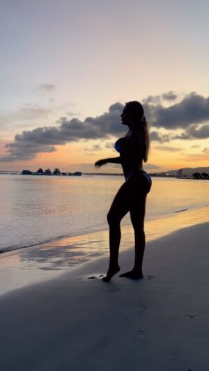 Roxana Díaz Instagram - Y al ritmo de @sixtorein les regalo este momento en la playa justo en la mejor hora, cuando el sol se va escondiendo....
Amo ese instante, amo la paz que me deja...
.

Es mi momento perciado 🤩🤩🤩🤩🤩 y mi Fotografo? Mi Prince @carlosghaydon 
.
Pronto volveré 🥰🥰🥰🥰🥰🥰
.
#sixtorein #love #playa #puestadesol #lamejorhoradelaplaya