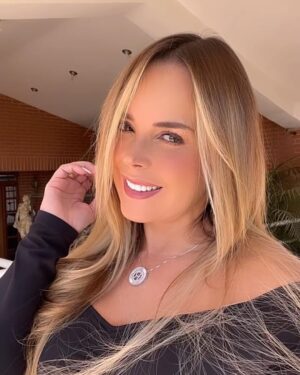 Roxana Díaz Instagram - Buenas tardes... hermoso día martes... el corre corre del dia, los compromisos, las reuniones, el tráfico, los pagos, la presión....
Tomate un tiempo para respirar y llenarte de paz, de tranquilidad para poder seguir...
.
No todo es prisa, respira y sigue...
Los quiero....
.
#love  #martes #live #respirar #calma