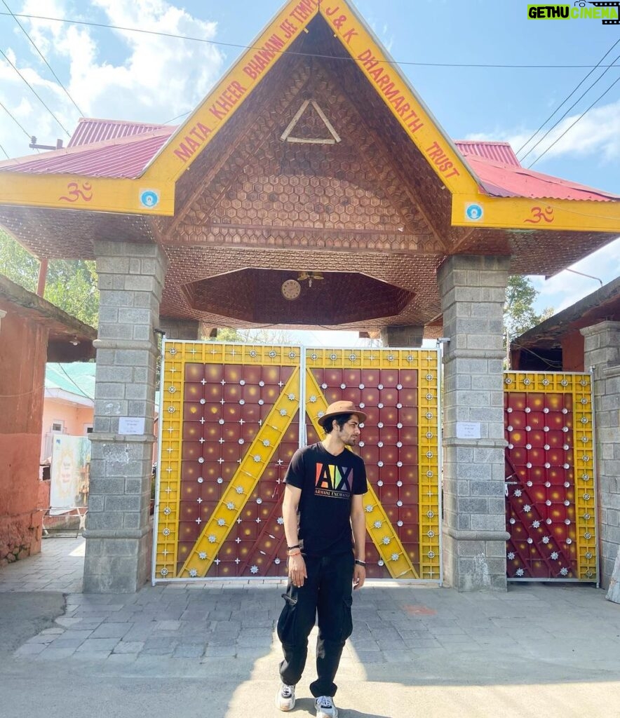 Rrahul Sudhir Instagram - Thankyou Everyone For The Wishes…The Love…The Care…The Support… #rrahulsudhir #tulmul #hariparvat #birthday #fyp #explore #photography #photooftheday PS - I finally followed my family tradition of wearing a hat on a vacation 🎩 Srinagar Kashmir