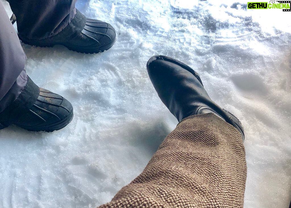 Russell Crowe Instagram - Good footwear for snow on the left, shit footwear for snow on the right ... unfortunately That’s my foot on the wrong side of good