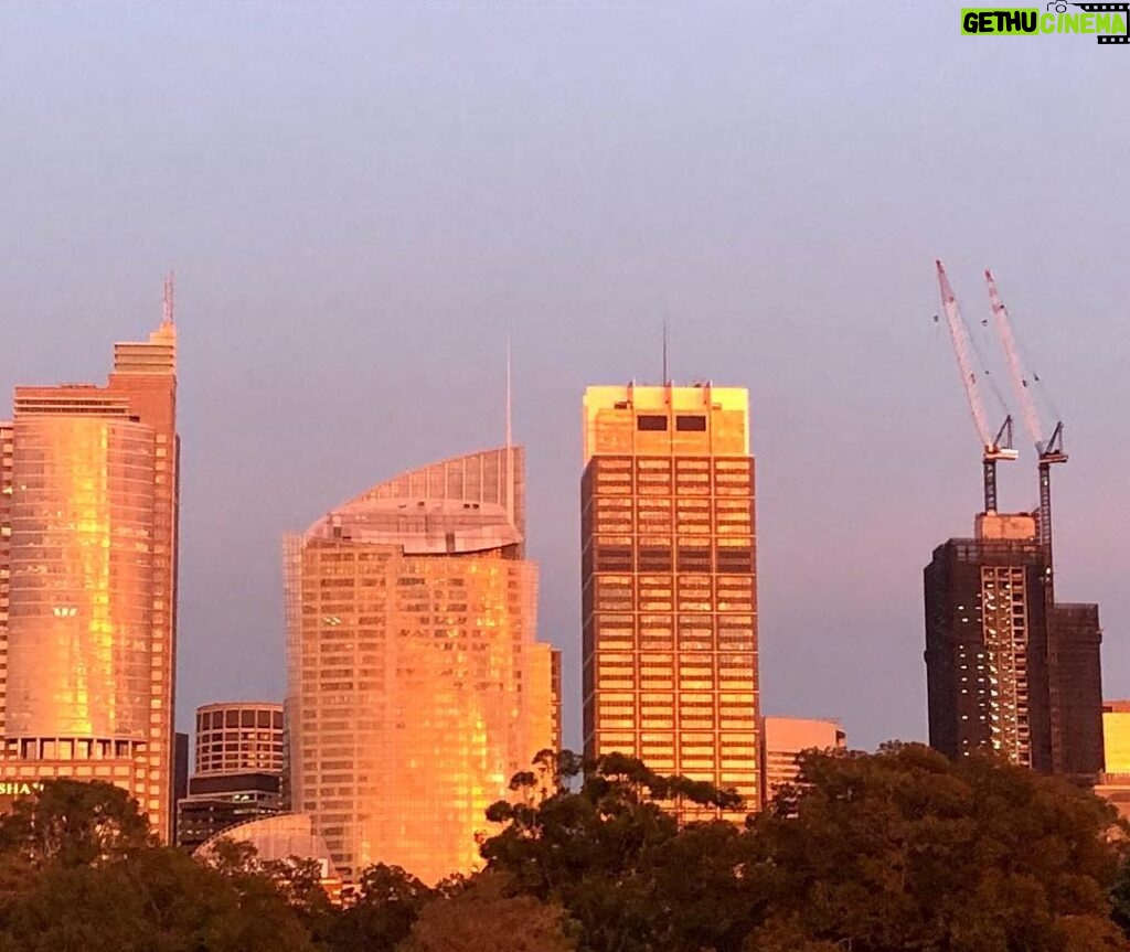 Russell Crowe Instagram - When those first dawn sun rays hit the city ... 6:20am . 18 degrees Celsius . Late autumn and I’m standing outside in a T-shirt ... ( cue music )