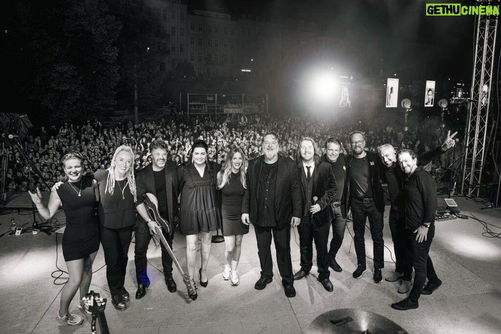 Russell Crowe Instagram - 23 shows. 4 countries. What a beautiful cast & crew.