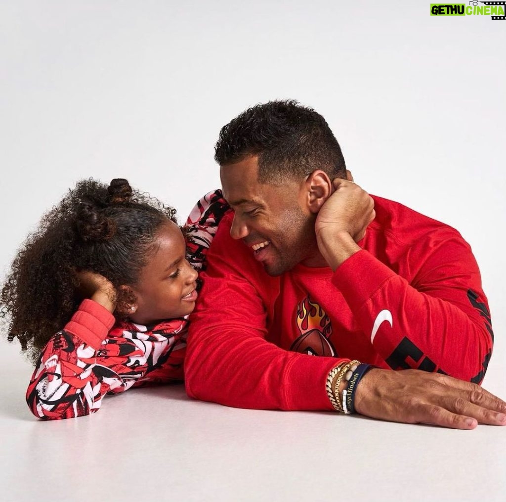 Russell Wilson Instagram - Daddy-Daughter time ❤️. Best job in the world taking care of you. Love you, Sienna!