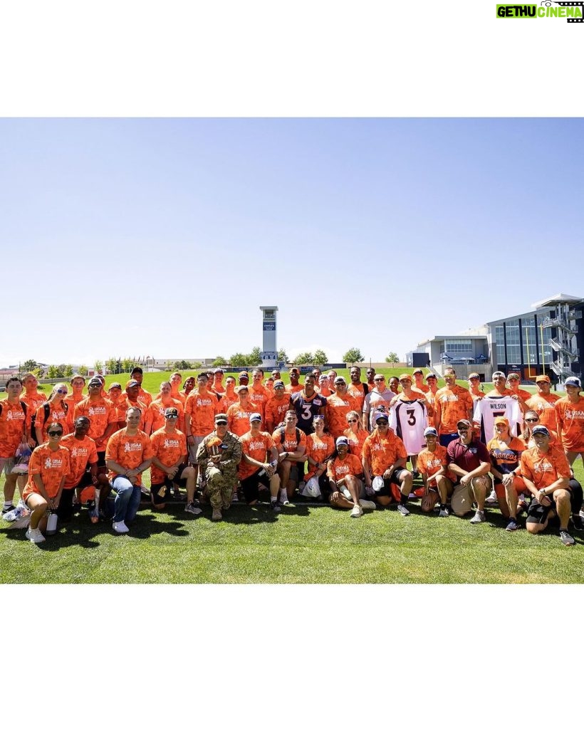 Russell Wilson Instagram - What an amazing time with the servicemen and women who made it to practice. So inspiring! Thank you to all who serve 🙏🏾