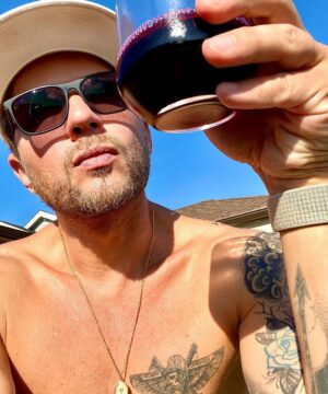 Ryan Phillippe Instagram - 𝐼 𝑡ℎ𝑖𝑛𝑘 𝑟𝑒𝑑 𝑤𝑖𝑛𝑒 𝑡𝑎𝑠𝑡𝑒𝑠 𝑟𝑒𝑎𝑙𝑙𝑦 𝑔𝑜𝑜𝑑 𝑐𝑜𝑙𝑑 𝑠𝑜𝑚𝑒𝑡𝑖𝑚𝑒𝑠. 𝐶ℎ𝑒𝑒𝑟𝑠. 𝐿𝑒𝑠𝑠 𝑡ℎ𝑎𝑛 𝑡𝑤𝑜 𝑑𝑎𝑦𝑠 𝑙𝑒𝑓𝑡.🙏