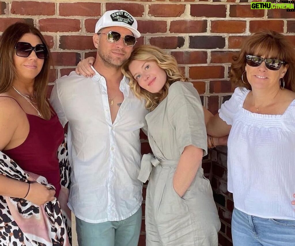 Ryan Phillippe Instagram - A brother with sisters who are wonderful mothers. Happy Mother’s Day to all the mom folk everywhere!❤️ Bohemia Manor Farm