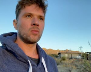 Ryan Phillippe Instagram - I got to a million. Like a video game... I sincerely appreciate the support and enjoy many of the interactions I’ve had with a lot of y’all. I happen to know most of my followers are some of the coolest people on this planet, so..
Anyway, it’s nice and helped to off set the fact that 🌞 and I failed to make verifiable contact in the desert😞. Or did we?... swipe to see what we did find👽