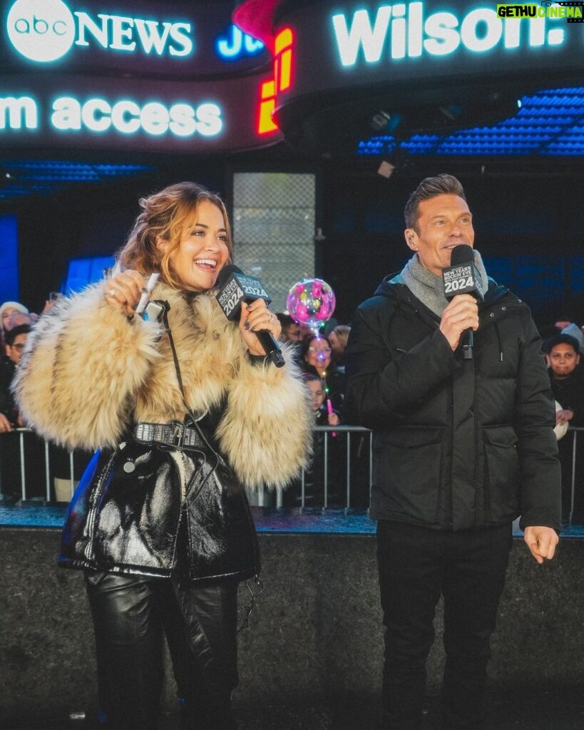 Ryan Seacrest Instagram - A little chilly in Times Square but we’re warmin’ up 🎤 Rehearsals are underway for @RockinEve Watch it all TOMORROW night on @abcnetwork or listen to it on @iheartradio