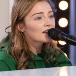 Ryan Seacrest Instagram - @emmyroserussell got the songwriting gift from @lorettalynnofficial, but she’s in her own lane on #IDOL! Now it’s her turn. 💚