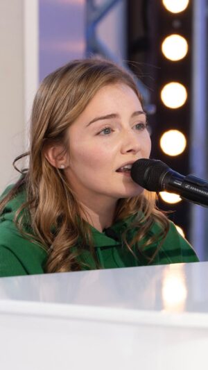Ryan Seacrest Instagram - @emmyroserussell got the songwriting gift from @lorettalynnofficial, but she’s in her own lane on #IDOL! Now it’s her turn. 💚