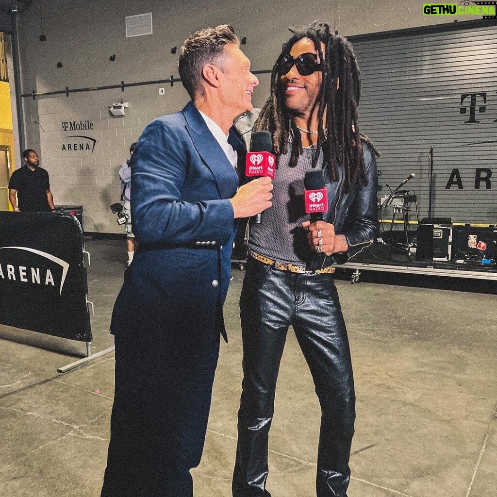 Ryan Seacrest Instagram - Flying away with @lennykravitz #iHeartFestival2023 Outfit: @brunellocucinelli_brand Styled by: @mrmiles_siggins Hair/grooming by: @jaysonstacy T-Mobile Arena