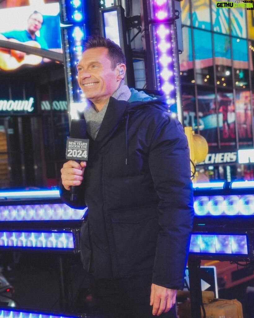 Ryan Seacrest Instagram - A little chilly in Times Square but we’re warmin’ up 🎤 Rehearsals are underway for @RockinEve Watch it all TOMORROW night on @abcnetwork or listen to it on @iheartradio