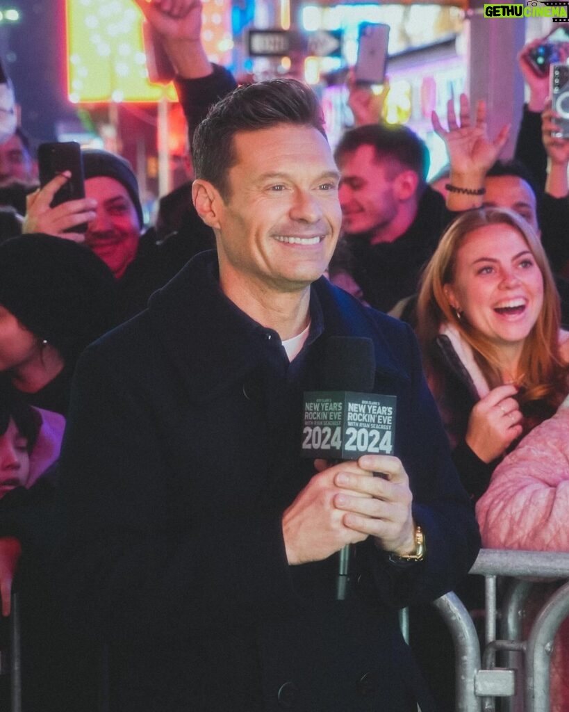 Ryan Seacrest Instagram - A little chilly in Times Square but we’re warmin’ up 🎤 Rehearsals are underway for @RockinEve Watch it all TOMORROW night on @abcnetwork or listen to it on @iheartradio