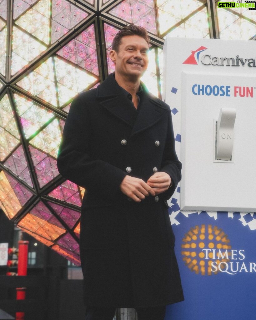 Ryan Seacrest Instagram - Having a ball as we get ready to drop it 🪩 Don’t miss the party on New Year’s Eve at 8/7c on @abcnetwork! #RockinEve Times Square, New York City