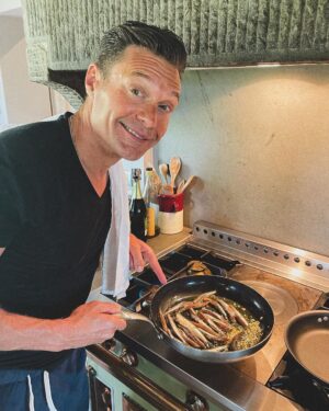 Ryan Seacrest Instagram - Hot take: tinned fish, like anchovies, is delicious. And it’s great for you too. Let me know if you’re a “tin-thusiast” like myself 🐟👇🏻