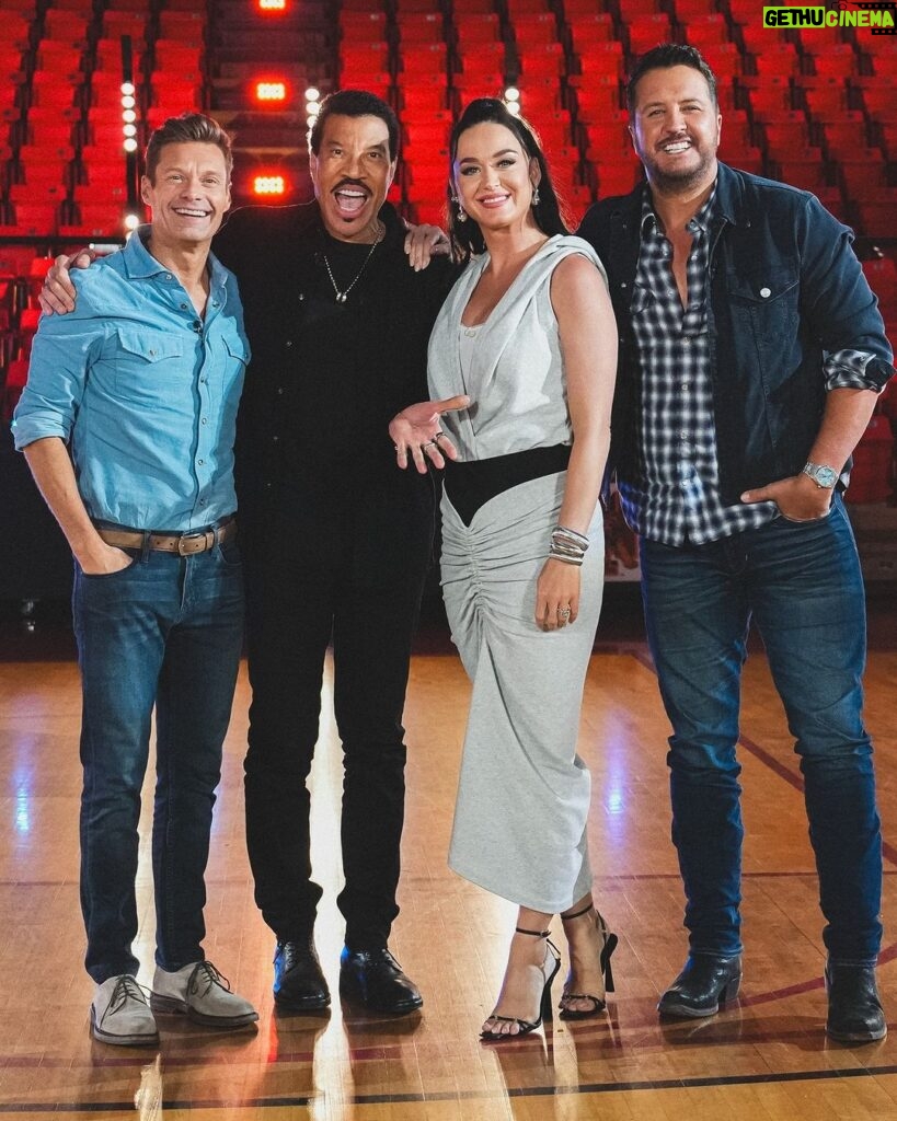 Ryan Seacrest Instagram - Back in front of the #AmericanIdol audition doors and it feels like home 🏡 We’re visiting the judge’s hometowns this season & it all starts now! #Tuskegee #SantaBarbara #Leesburg Hair/Grooming: @jaysonstacy Styled by: @mrmiles_siggins Shirt & Shoes: @brunellocucinelli_brand Jeans: @paige