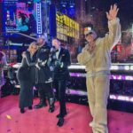 Ryan Seacrest Instagram - There’s no place like Times Square on @rockineve 🙌🏻 What a fun night. Happy new year! Outfit: @brunellocucinelli_brand Hair/Grooming: @jaysonstacy Styled by: @mrmiles_siggins Times Square, New York City