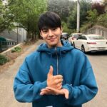 Ryeoun Instagram - 안녕하세요. 려운입니다. 뜻깊은 챌린지에 동참할 수 있도록 지목해 주신 배윤경 배우님(@_yoonkyoung ), 노정의 배우님(@jeongeuiyam ), 이정식 배우님(@leejungsicc )감사합니다. 코로나19 위기 극복을 위해 의료현장에서 헌신하고 계시는 의료진분들 그리고 관계자 분들께 깊은 존경을 표합니다. 의료진 여러분들의 노력이 헛되지 않도록, 지치지 않도록 우리 모두 힘을 내서 이 시기를 극복하면 좋겠습니다. 다음으로 응원을 이어나가실 분들은 김치호 공간 디자이너님(@domuschiho ), 윤도건 배우님(@_yoondogun ), 배인혁 배우님(@inhyuk_bb )입니다. . #덕분에챌린지 #의료진덕분에 #덕분에캠페인 #감사합니다