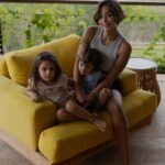 Rym Renom Instagram - Je suis votre mère et je vous promets que je serai toujours dans un de ces trois endroits... Devant vous pour vous encourager, derrière vous pour vous aider , ou à côté de vous pour que vous ne marchiez pas toutes seules. À vous mes deux filles , je donnerai ma vie pour vous. Maman vous aime plus que tout. Thank you @uluwatusunsethills 🤍 Merci à ma @sarahbakkas d’être toujours présente. Love u 💕 Uluwatu Sunset Hills