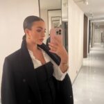 Rym Renom Instagram - J’ai retrouver ces photos dans ma gallérie de mon téléphone , j’avais passé une super soirée avec mes copines pour fêter l’anniversaire dans notre amie à Paris 🤍 Une note sur 10 pour cette tenue ? ✨