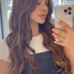 Rym Renom Instagram - Hola hola 🤍 petit changement capillaire ( c’est pas nouveau 🤭 ) je suis trop fan de ma couleur de cheveux ! Et c’est grâce a @lesciseauxparisiens 🤍🥹 C’est des extension de Clip que je pourrais enlever et les remettre quand j’en aurai envie..c’est super pratique car j’adore aussi mon carré 🫣 gracias @flequillospostizos ! #sponsorisé Vous êtes plutôt team cheveux long ou court ? ✨