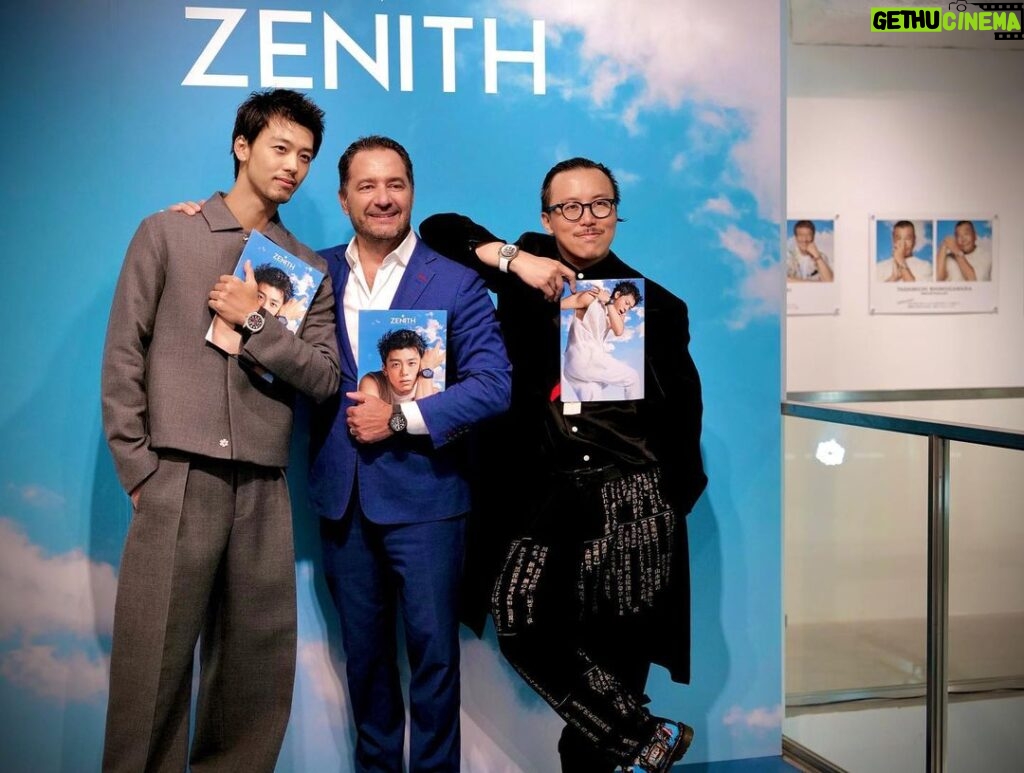 Ryoma Takeuchi Instagram - ゼニス(zenith) パイロットウォッチ 　　フォト エキシビジョン 『THE SKY IS YOURS BY LESLIE KEE』」 是非皆様　お越しください💙 I was very happy to meet Julian Tornare He was very gentlemanly and wonderful. I respect him。 　　 #zenith #pilotwatch #watch #time