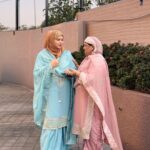 Saba Ibrahim Instagram - “Mirror image moment” Twinning in style with matching dresses, because age is just a number when it comes to fashion 💖 Try twinning in the same dress from Alrana’s new festive collection @ranafashionindia Visit website www.alranafashion.com Cash on delivery available #ranafashionindia #mumbai #sabaibrahim #sabakajahaan