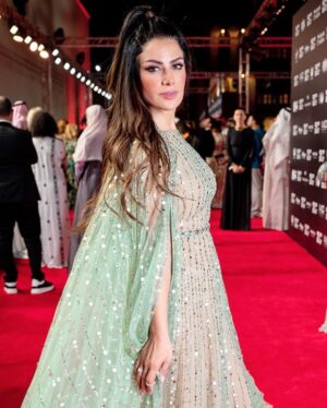 Saba Mubarak Instagram - مبروك للمملكة العربية السعودية انطلاق مهرجان البحر الاحمر السينمائي ، مبسوطين و فخورين ❤️🍀. From the opening of @redseafilm ❤️ 
styled by @yasmineeissa 
dress @georgeshobeika 
jewelry @yataghanjewellery 
pic @ammarparis 
Makeup and hair @salon_mermaid