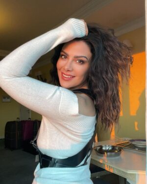 Saba Mubarak Instagram - Magic hour 
Of course you can see my travel 🧳 behind me , story of my life !!!