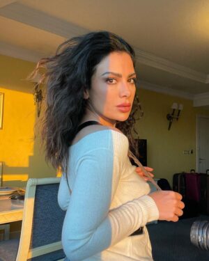Saba Mubarak Instagram - Magic hour 
Of course you can see my travel 🧳 behind me , story of my life !!!