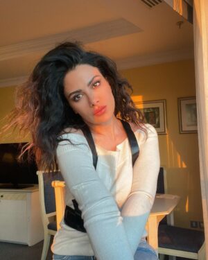 Saba Mubarak Instagram - Magic hour 
Of course you can see my travel 🧳 behind me , story of my life !!!