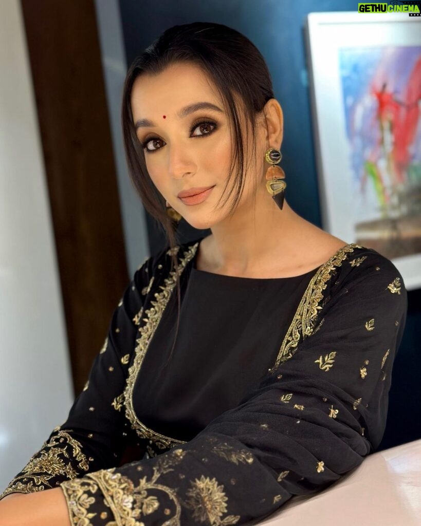 Sabila Nur Instagram - Her eyes have magic in it 🪄 Beautiful @sabla.babla standing out perfectly with our Elegant touch 👌 Look Elegant Be Elegant ❤❤❤❤