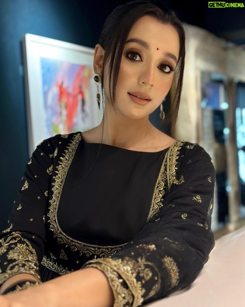 Sabila Nur Instagram - Her eyes have magic in it 🪄 Beautiful @sabla.babla standing out perfectly with our Elegant touch 👌 Look Elegant Be Elegant ❤❤❤❤