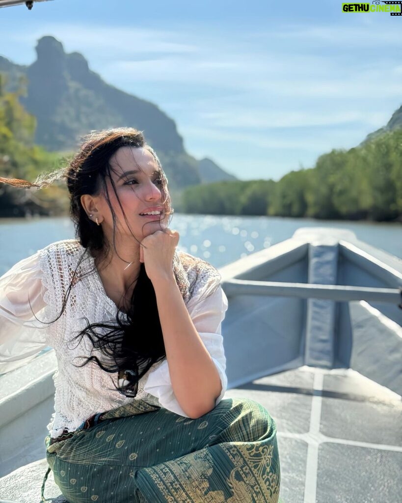 Sabila Nur Instagram - Chasing sunshine 🌼❤