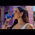 Sabina Hidalgo Instagram - Música, baile, fucho y Pepsi... El comercial perfecto si existe ☺️ Me hizo muy feliz haber formado parte de esta campaña junto a @hirvinglozano y @sebastianyatra, muchas gracias @pepsi y @pepsimex 💙 Poniendo en alto a las mujeres y a México 🇲🇽 FULL VIDEO LINK IN BIO!