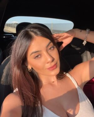 Sabina Hidalgo Instagram - grateful 🌻