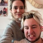 Sabrina Cereseto Instagram - Non riesco a resistere fino a mezzanotte, quindi tappati gli occhi fino a domani. Auguri a mio fratello dal cognome diverso 🥰🥰🥰🥰 Anche quest’anno non ti ho regalato la tesla. 😂❤️ @amico.andre Segue una carrellata di foto sexy che ti aiuteranno a trovare moglie. Ringraziami.