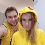 Sabrina Cereseto Instagram - Non riesco a resistere fino a mezzanotte, quindi tappati gli occhi fino a domani. Auguri a mio fratello dal cognome diverso 🥰🥰🥰🥰 Anche quest’anno non ti ho regalato la tesla. 😂❤️ @amico.andre Segue una carrellata di foto sexy che ti aiuteranno a trovare moglie. Ringraziami.